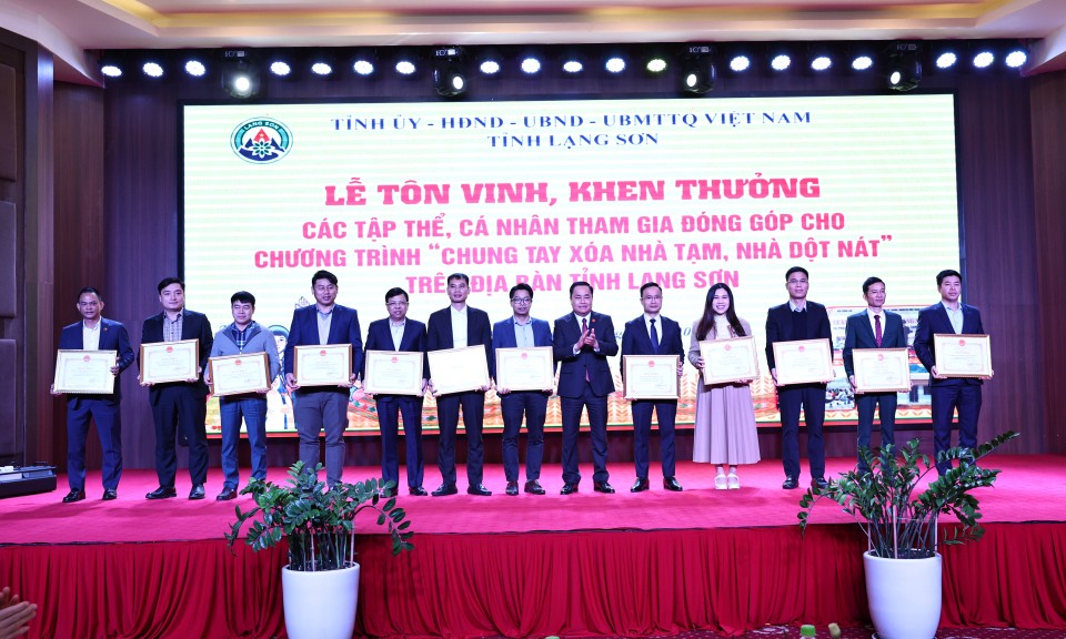 Tôn vinh, khen thưởng các tập thể có nhiều đóng góp cho Chương trình “Chung tay xoá nhà tạm, nhà dột