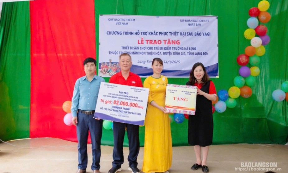 Dai-ichi Life VN tài trợ thiết bị sân chơi cho trường mầm non bị thiệt hại sau bão Yagi