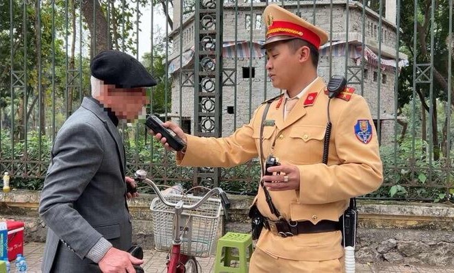 Uống 3 cốc bia rồi đi xe đạp, cụ ông ở Hà Nội bị xử phạt vi phạm nồng độ cồn