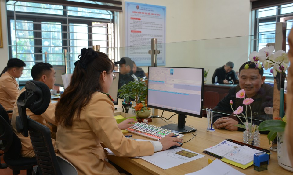 Đảm bảo điều kiện thuận lợi cho người dân đến cấp đổi giấy phép lái xe