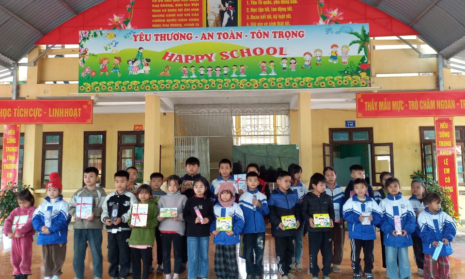 Thư viện tỉnh  luân chuyển sách và phục vụ lưu động tại Trường Tiểu học xã Thanh Long, huyện Văn Lãng