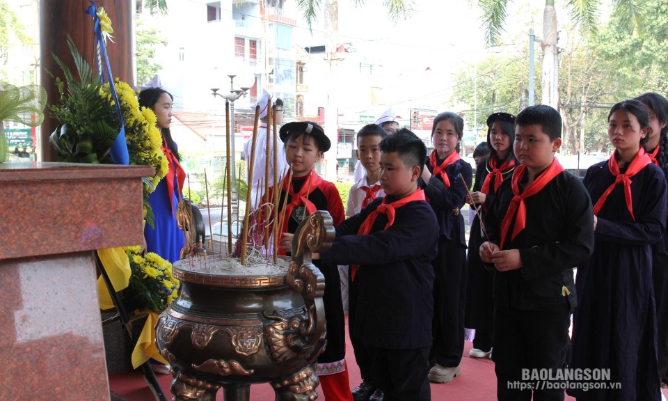 142 đại biểu thiếu nhi dâng hương, báo công tại khuôn viên lưu niệm Chủ tịch Hồ Chí Minh và tượng đài