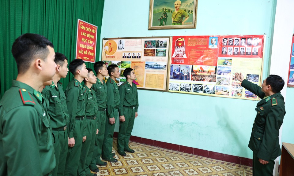 "Mềm hóa" nội dung giáo dục chính trị cho chiến sĩ mới