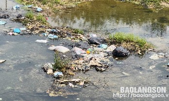 Xả rác bừa bãi tại khu vực sông Trung, xã Yên Bình, huyện Hữu Lũng