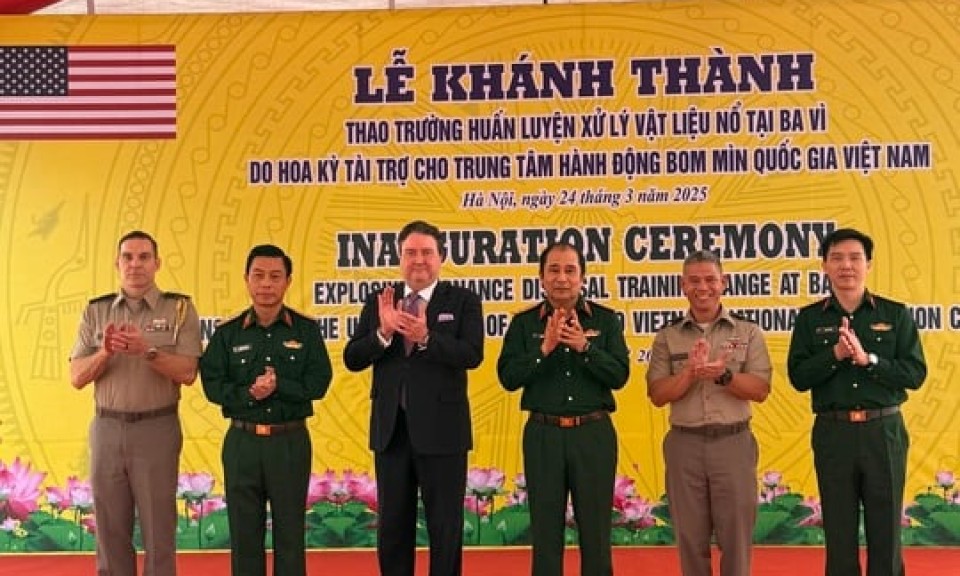 Mỹ bàn giao cơ sở huấn luyện rà phá bom mìn cho Việt Nam