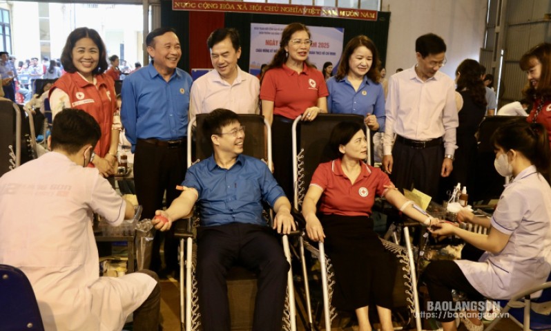 Gần 450 đoàn viên công đoàn tham gia hiến máu tình nguyện