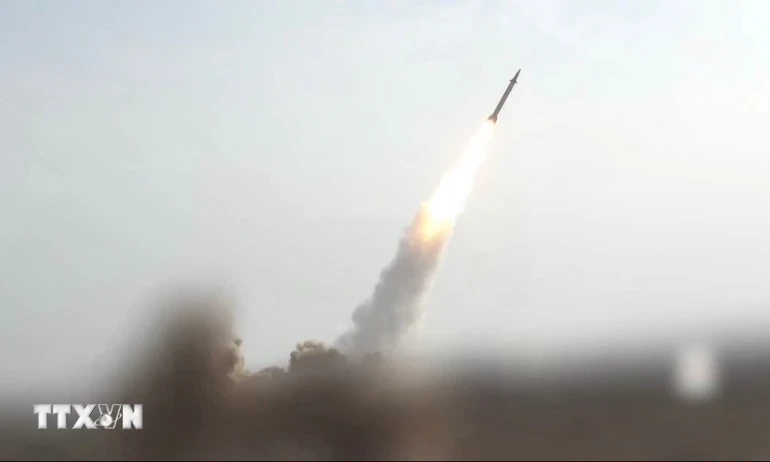 Lực lượng Houthi tuyên bố tấn công sân bay Israel và tàu chiến Mỹ