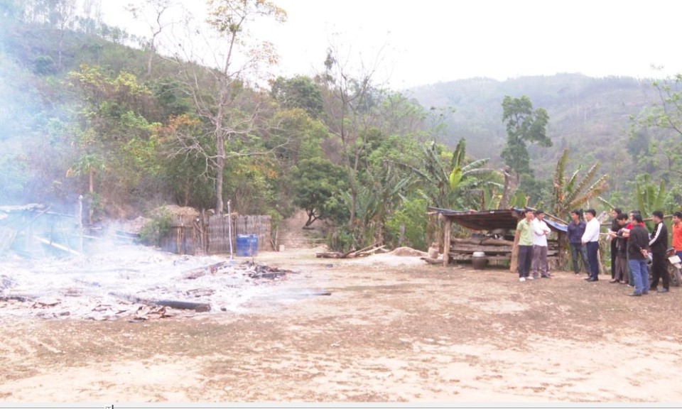 UBND huyện Chi Lăng thăm hỏi, trao tiền hỗ trợ gia đình bị cháy nhà tại Thôn Suối Mạ, xã Hữu Kiên