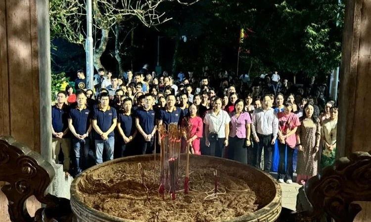 Khởi động tour du lịch Đền Hùng về đêm