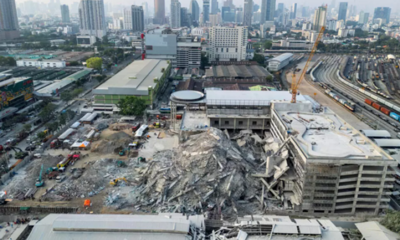 Khoảnh khắc tòa nhà chọc trời ở Bangkok sụp đổ trong động đất
