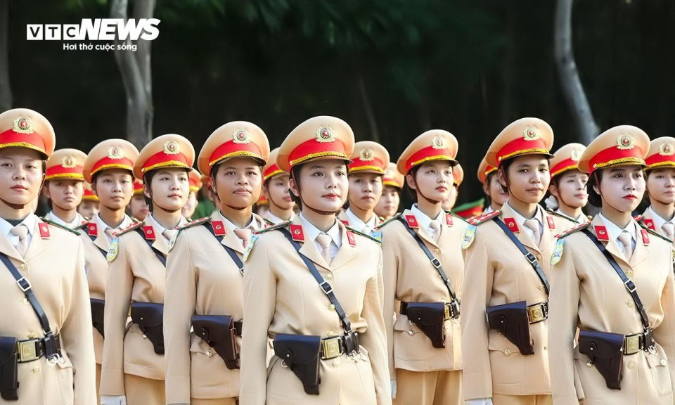 Những 'bóng hồng' đội nắng gắt, kiên cường trên thao trường diễu binh 30/4