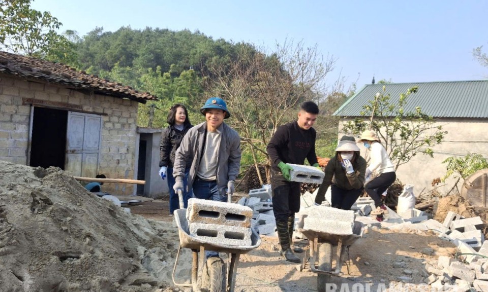 Đoàn viên công đoàn chung tay xóa nhà tạm, nhà dột nát