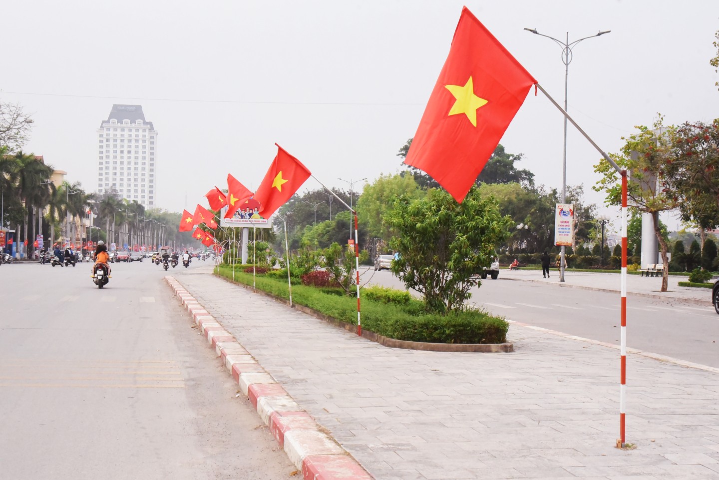 Tại các huyện và thành phố Lạng Sơn, cờ đỏ sao vàng tung bay trên khắp các tuyến đường chính. Trong ảnh là dãy cờ đỏ  trên đường Hùng Vương, thành phố Lạng Sơn.