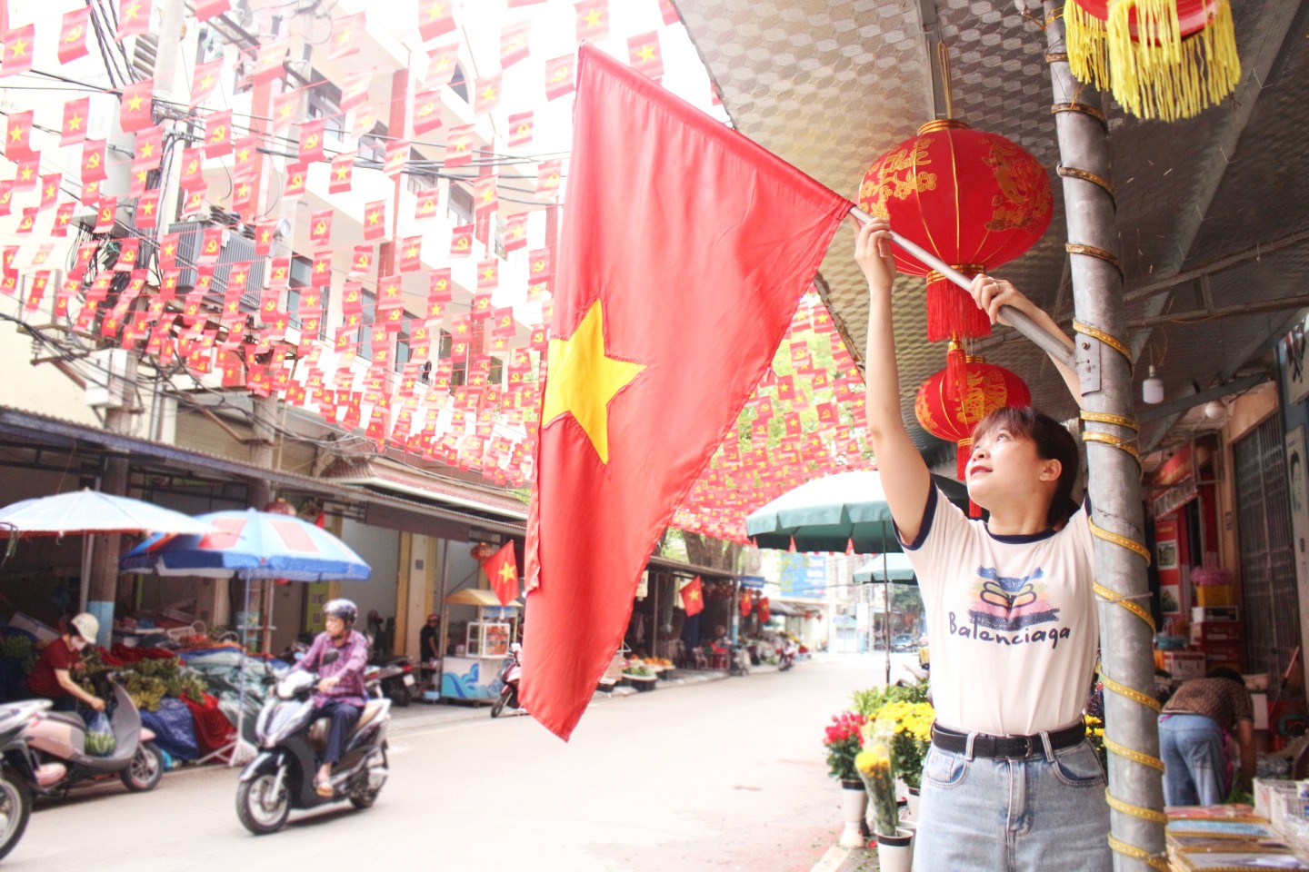 Không chỉ trang trí tuyến phố, mỗi hộ gia đình đều thay lá cờ mới để sắc cờ đỏ luôn tươi thắm chào mừng ngày thống nhất đất nước. Trong ảnh là chị Hoàng Thị Huế, đường Lương Văn Tri, phường Hoàng Văn Thụ, thành phố Lạng Sơn thay mới cờ Tổ quốc được treo trước cửa nhà.
