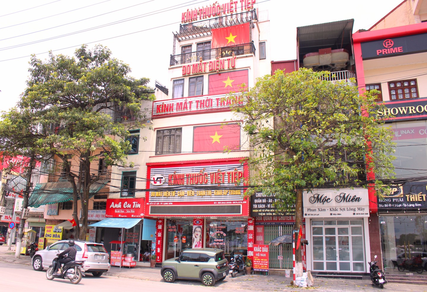 Các hộ dân có nhiều cách khác nhau để thể hiện lòng yêu nước qua quốc kỳ. Một hộ dân trên đường Lê Lợi, thành phố Lạng Sơn đã sử dụng 3 lá cờ đỏ sao vàng cỡ lớn để trang trí mặt tiền cho ngôi nhà của mình nổi bật giữa trung tâm thành phố.