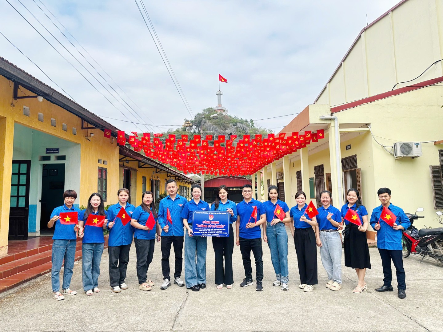Đoàn viên thanh niên nhiều cơ quan, đơn vị cũng nhân dịp này để thực hiện các công trình 