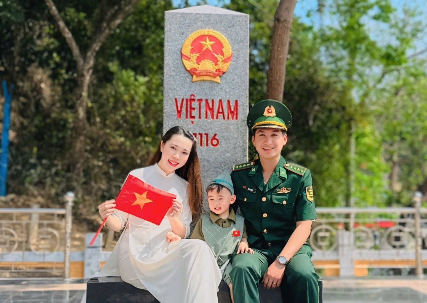 Quốc kỳ được người trẻ đem đến cột mốc biên giới trong bộ ảnh gia đình chụp kỷ niệm 50 ngày đất nước thống nhất, cũng như khẳng định chủ quyền đất nước tại vùng đất biên cương của Tổ quốc.