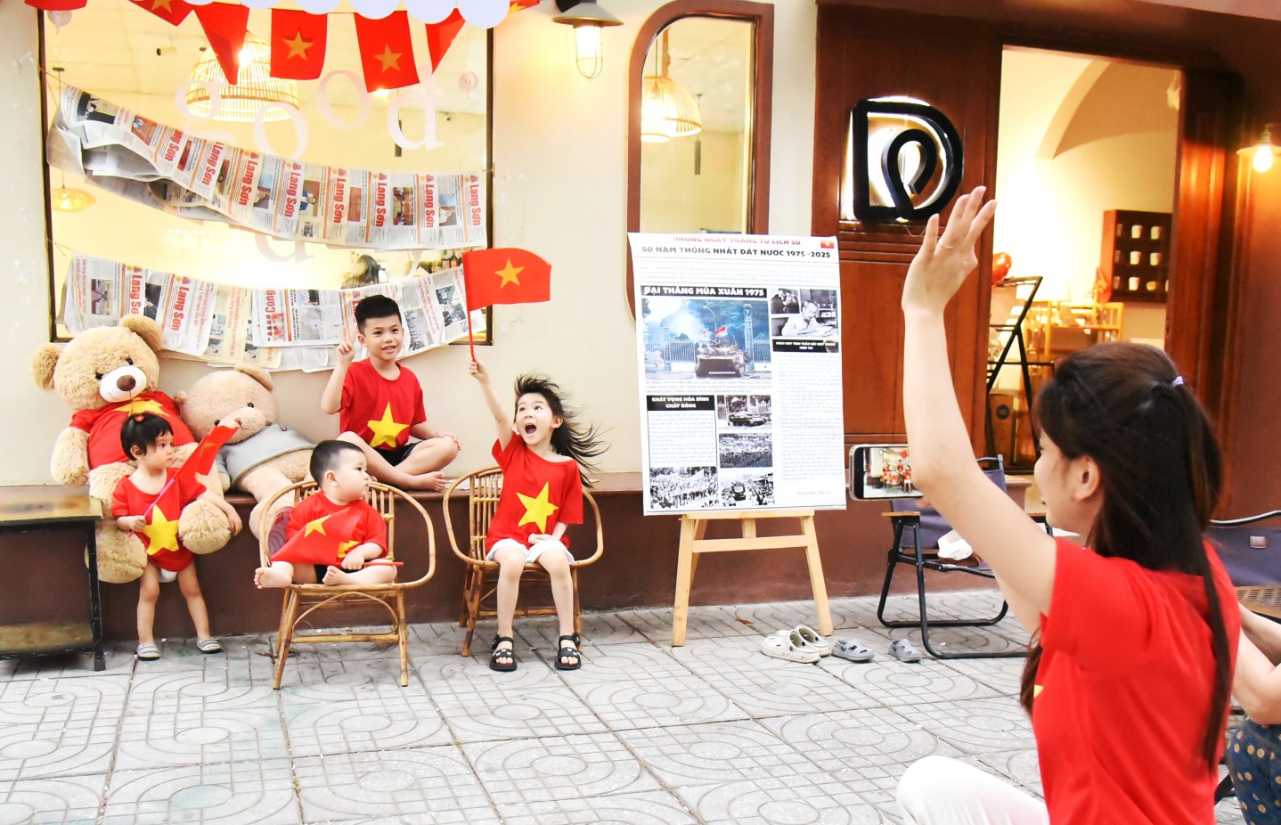 Dịp này, nhiều cửa hàng kinh doanh các dịch vụ cũng sử dụng cờ đỏ sao vàng để trang trí cửa hàng tạo không gian cho khách hàng check-in. Điển hình như cửa hàng Đô Coffe trên đường Lý Thường Kiệt, phường Vĩnh Trại, thành phố Lạng Sơn. Không chỉ trang trí quán với rất nhiều cờ đỏ sao vàng, trong dịp này quán còn thêm vào thực đơn một loại nước uống kết hợp các nguyên liệu khác nhau để tạo hình cờ Đảng, cờ Tổ quốc, tạo hứng thú với nhiều khách hàng. Đồng thời, quán cũng sử dụng các tài liệu lịch sử về ngày giải phóng miền Nam, thống nhất đất nước in trước cửa quán để lan tỏa niềm vui về ngày hội lớn của non sông. 
