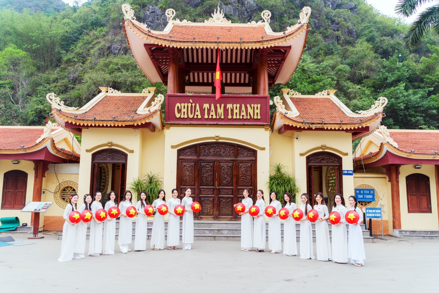 Hình ảnh cờ đỏ sao vàng gắn liền với chiếc nón lá được tuổi trẻ Xứ Lạng mang đến những di tích lịch sử, danh thắng... như một cách để thể hiện niềm tự hào và tình yêu với quê hương, đất nước.
