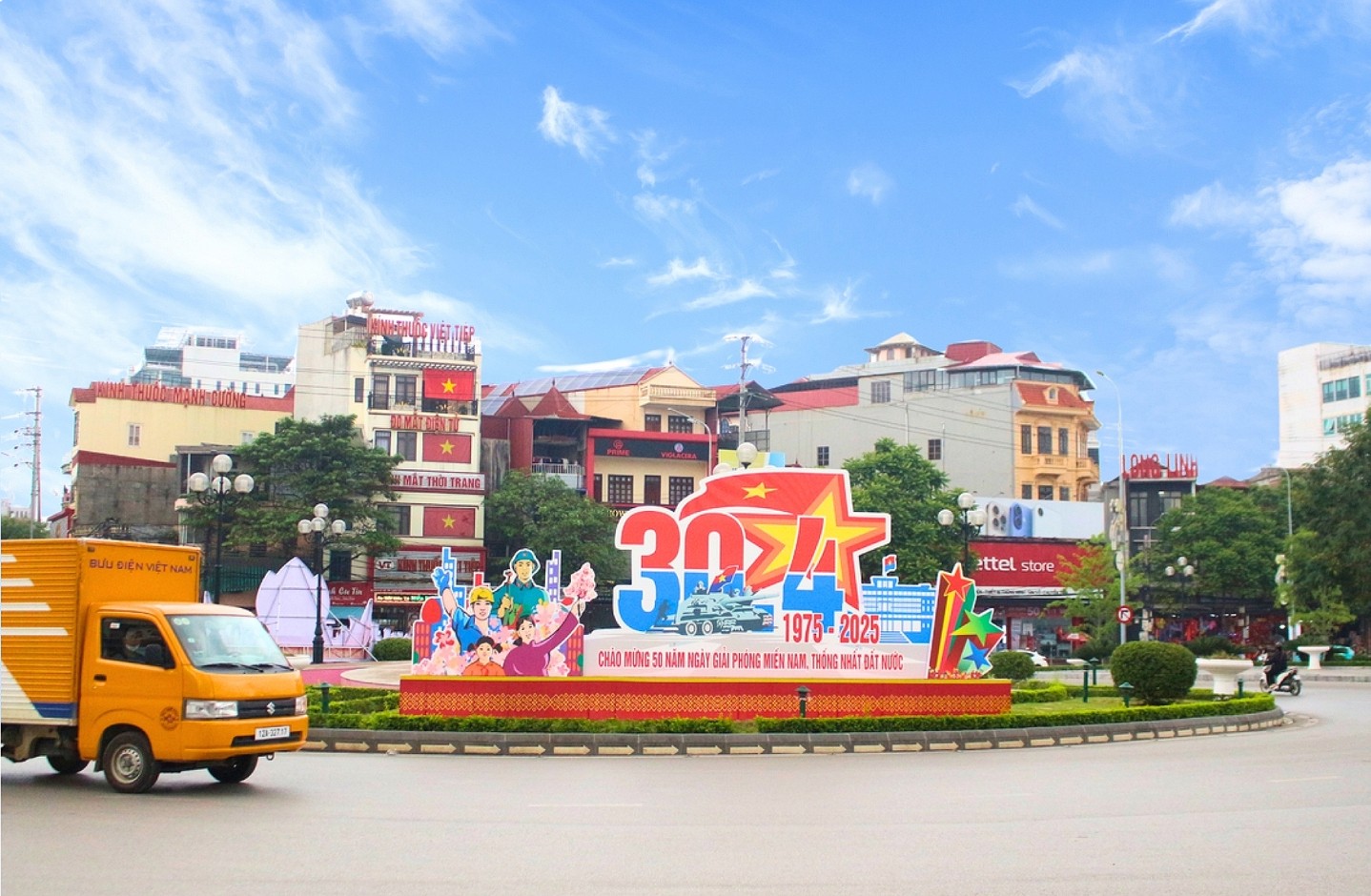 Giữa sắc xanh của bầu trời tháng Tư, hình ảnh quốc kỳ rực rỡ mừng ngày thống nhất đất nước như hòa chung nhịp đập tự hào, nhắc nhở mỗi người dân về giá trị của hòa bình, tự do. Sắc cờ đỏ sao vàng không chỉ gợi nhắc ký ức hào hùng của dân tộc, mà còn là động lực để thế hệ hôm nay và mai sau tiếp tục vun đắp cho quê hương, đất nước ngày càng vươn mình phát triển giàu mạnh.