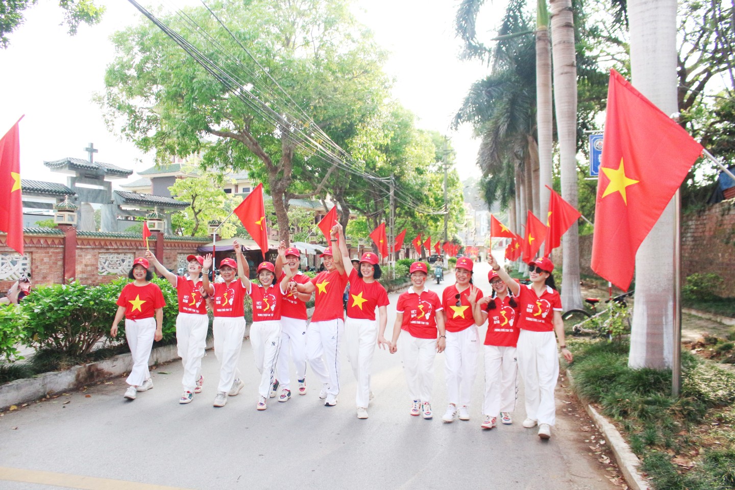 Những tuyến phố rợp màu cờ trở thành địa điểm cho người dân trên địa bàn cùng nhau ghi lại những hình ảnh đẹp trong dịp này. Hình ảnh những người phụ nữ vui tươi với áo cờ đỏ sao vàng được phóng viên ghi lại tại tuyến phố Tổ Sơn, phường Chi Lăng, thành phố Lạng Sơn.