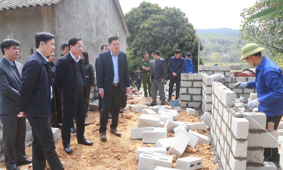 Đồng chí Bí thư Tỉnh uỷ kiểm tra tiến độ thực hiện chương trình xóa nhà tạm, nhà dột nát trên địa bàn