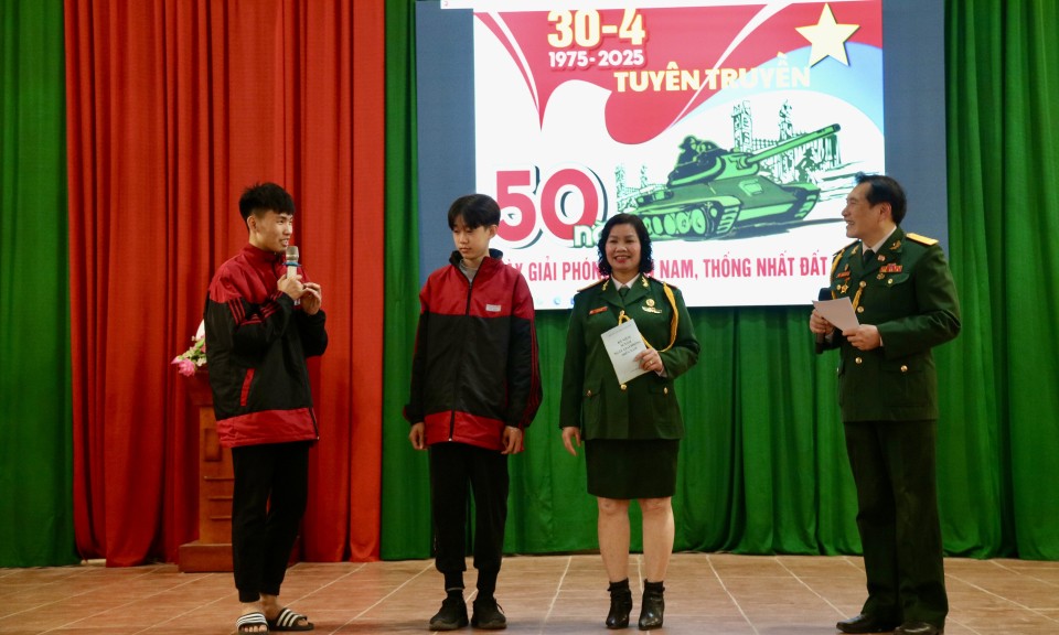 Gần 200 học sinh được tuyên truyền, giáo dục truyền thống cách mạng