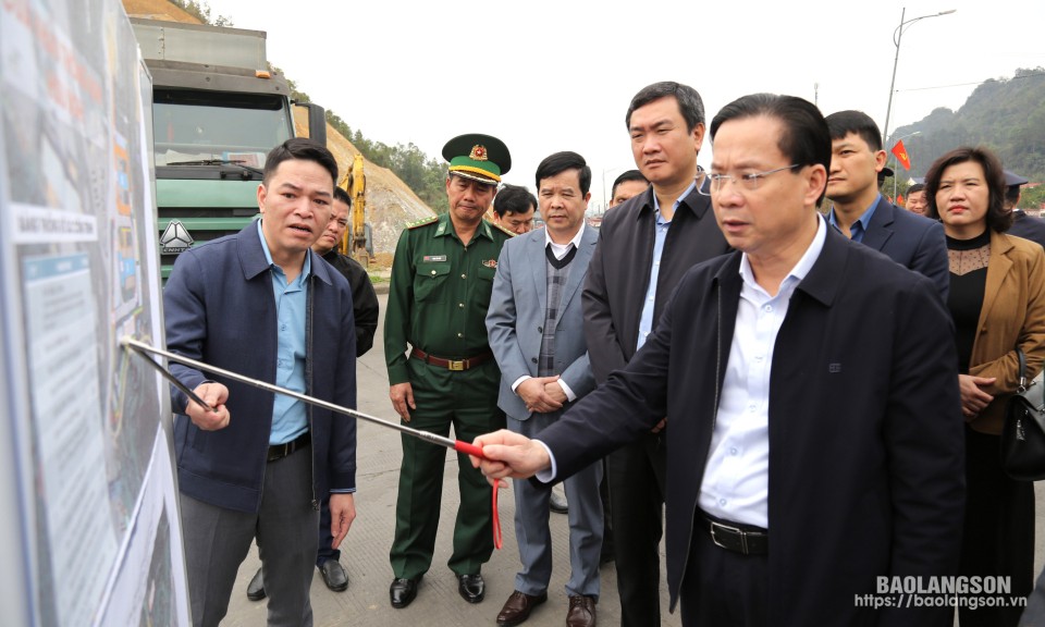 Đồng chí Bí thư Tỉnh ủy kiểm tra tình hình thực hiện các dự án thuộc Đề án thí điểm cửa khẩu thông minh