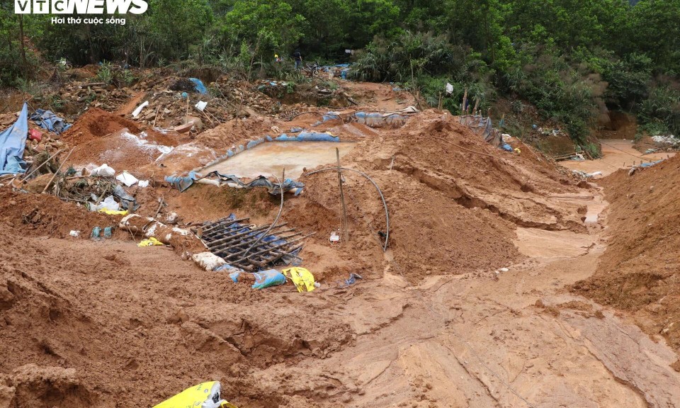 Thủ phủ vàng Bồng Miêu đóng cửa mỏ, 'vàng tặc' vẫn cày xới tan hoang