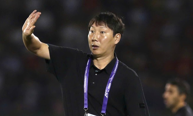 HLV Kim Sang-sik: Loại ngôi sao để không 'xách vali về nước'