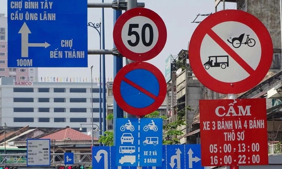 Trong tháng 4 phải xử lý dứt điểm các bất cập của hệ thống đèn tín hiệu, biển báo giao thông