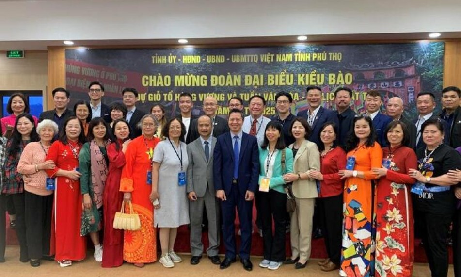 Kiều bào hành hương về cội nguồn dịp Giỗ tổ Hùng Vương
