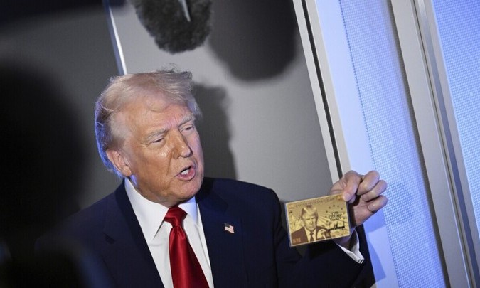Tổng thống Mỹ khoe thẻ vàng visa trị giá 5 triệu USD