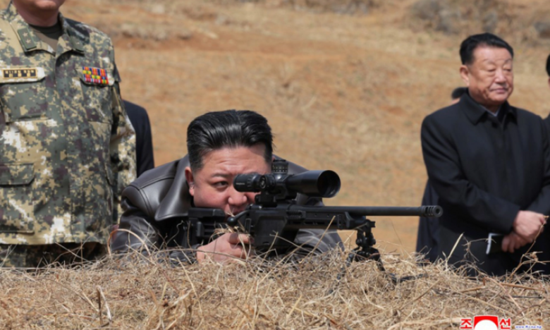 Ông Kim Jong-un thăm căn cứ quân đội, thử súng bắn tỉa thế hệ mới