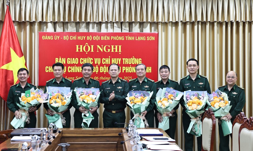 Bàn giao chức vụ Chỉ huy trưởng, chức vụ Chính ủy Bộ đội Biên phòng tỉnh