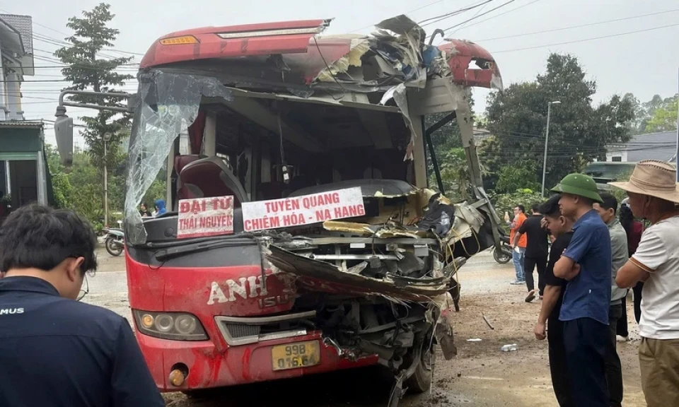 Tuyên Quang: Tai nạn giữa xe đầu kéo với ôtô khách khiến 1 người tử vong