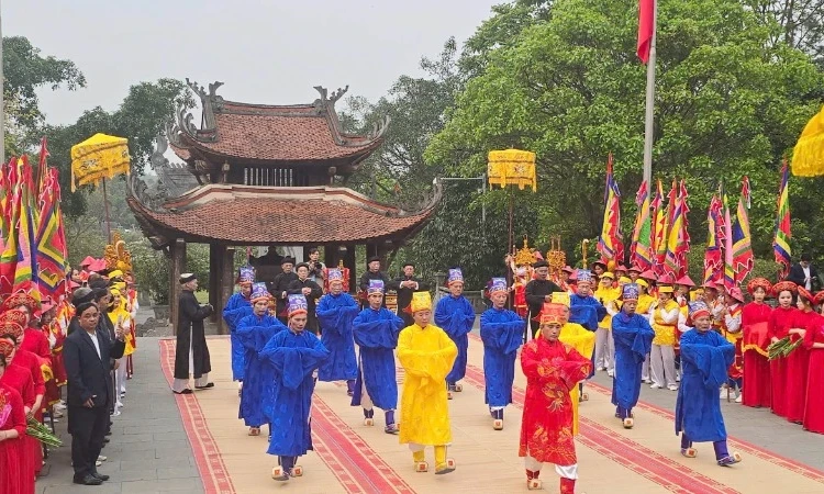 Linh thiêng hai tiếng đồng bào