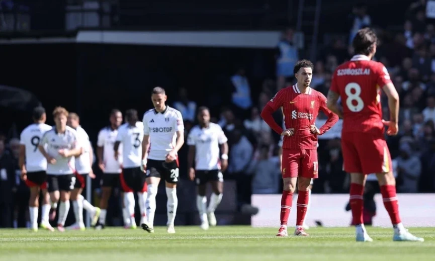 Premier League: Liverpool thua sốc, xác định đội đầu tiên xuống hạng