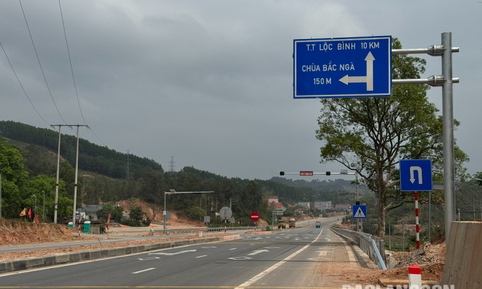 Biển chỉ dẫn giao thông ghi sai thông tin của di tích văn hoá