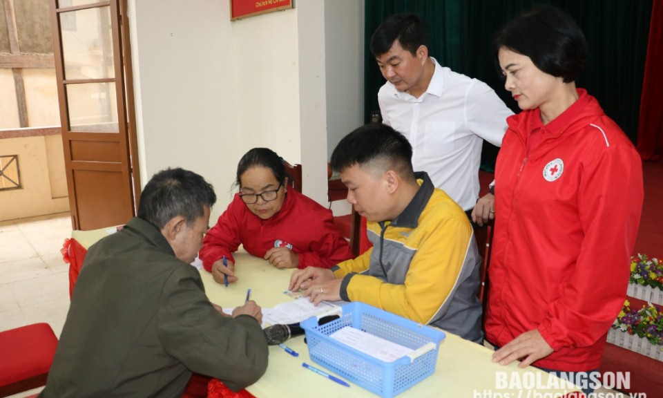 Văn Quan: 330 hộ dân được hỗ trợ tiền mặt khắc phục hậu quả cơn bão số 3 (bão Yagi)