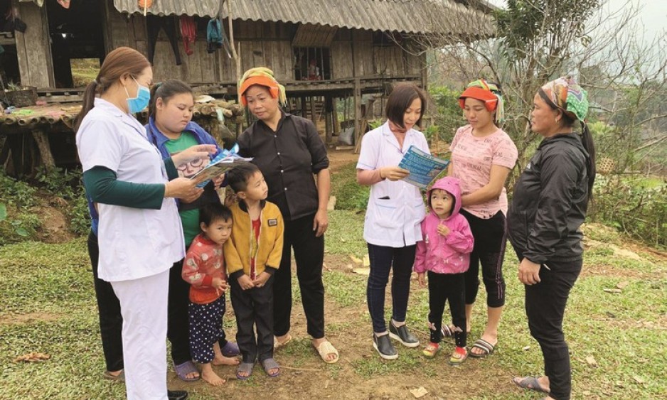 Đề xuất nâng mức hỗ trợ hằng tháng với nhân viên y tế thôn, tổ dân phố, cô đỡ thôn bản