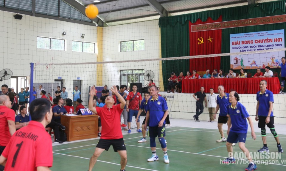 Người cao tuổi nêu gương sáng làm theo lời Bác
