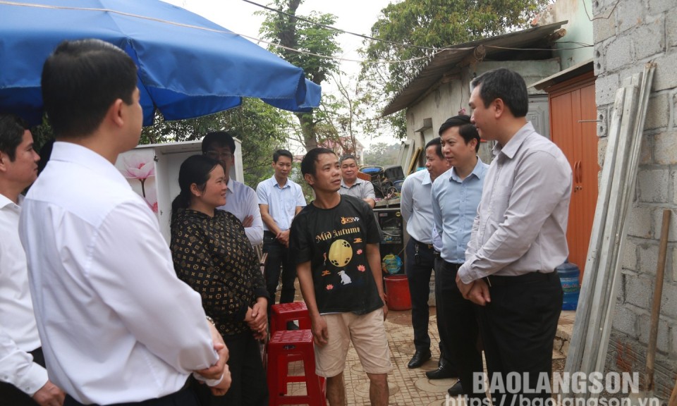 Đồng chí Phó Bí thư Tỉnh ủy kiểm tra tiến độ thực hiện chương trình xóa nhà tạm, nhà dột nát tại huyện