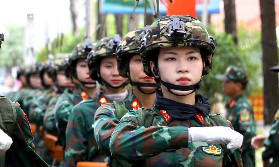 Nữ quân nhân mang trang phục nặng hơn 6kg tập luyện cho lễ diễu binh ngày 30/4