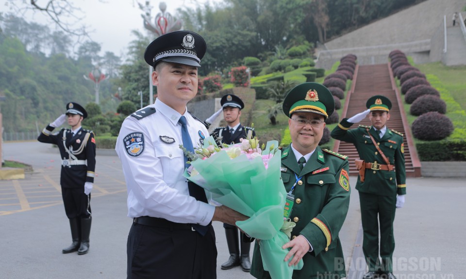 Giao lưu Sĩ quan trẻ Bộ đội Biên phòng Lạng Sơn (Việt Nam) và cán bộ trẻ Tổng trạm Kiểm tra Biên phòng xuất