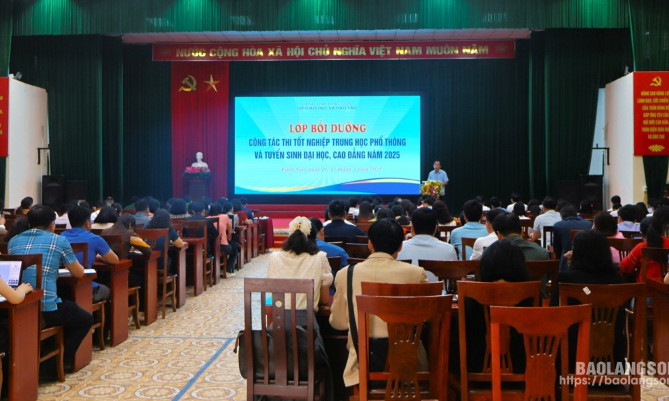 Hơn 120 đại biểu được bồi dưỡng công tác thi tốt nghiệp trung học phổ thông và tuyển sinh đại học, cao đẳng năm 2025