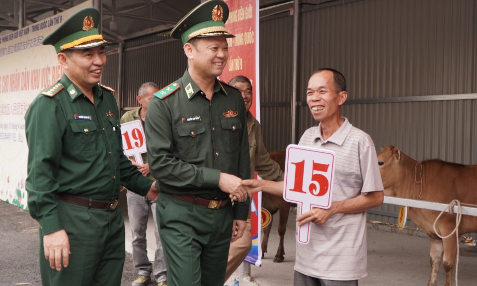 Biên phòng trao học bổng cho học sinh và tặng bò giống cho nhân dân trên địa bàn huyện Cao Lộc và Văn Lãng