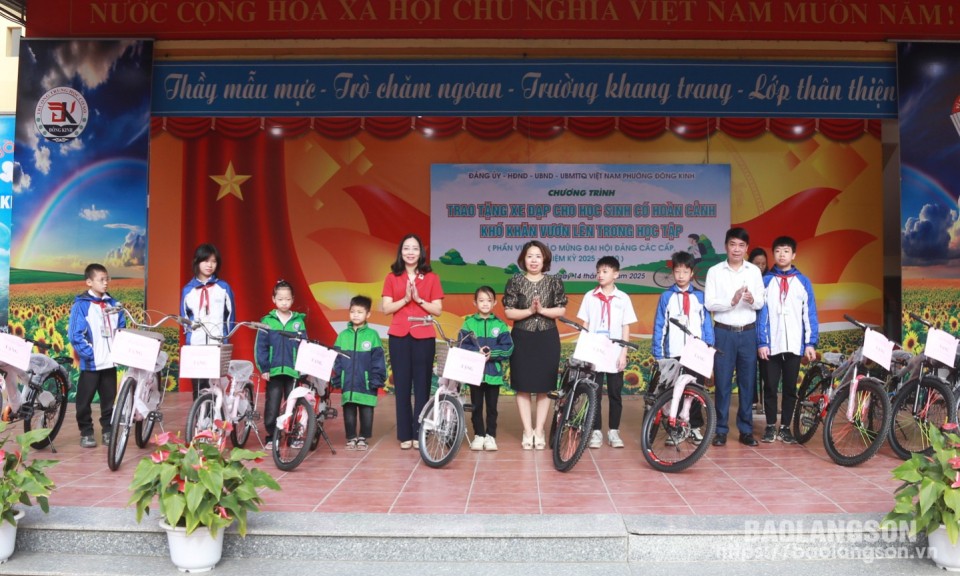 Trao tặng xe đạp cho học sinh hoàn cảnh khó khăn của Trường Tiểu học và THCS Đông Kinh, thành phố Lạng