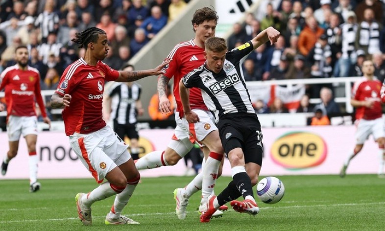Thảm bại trước Newcastle, Man Utd bị chê thậm tệ