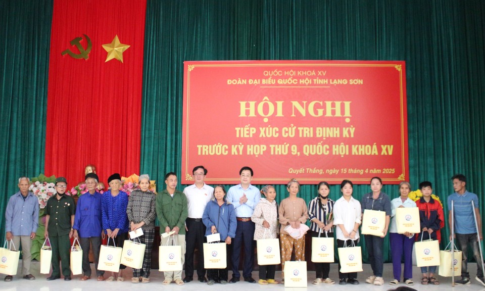 Đoàn đại biểu Quốc hội tỉnh Lạng Sơn tiếp xúc cử tri tại huyện Hữu Lũng